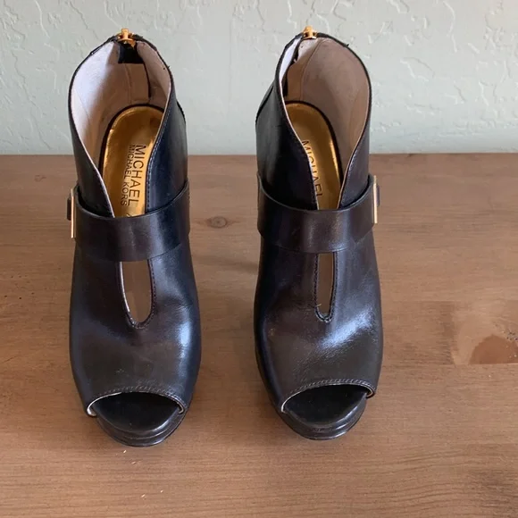 Michael Kori’s Womens Black Leather High Heel Stiletto Booties sz 6.5 - Picture 2 of 7